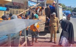 Lurah Parang Layang Bersama Petugas Melakukan Penertiban dan Pembongkaran Lapak PK5 di Jalan Tinumbu