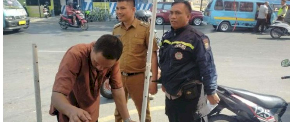 Lurah Tompo Balang Muh Yunus Tertibkan PKL di Jalan Gunung Bawakaraeng dan Masjid Raya