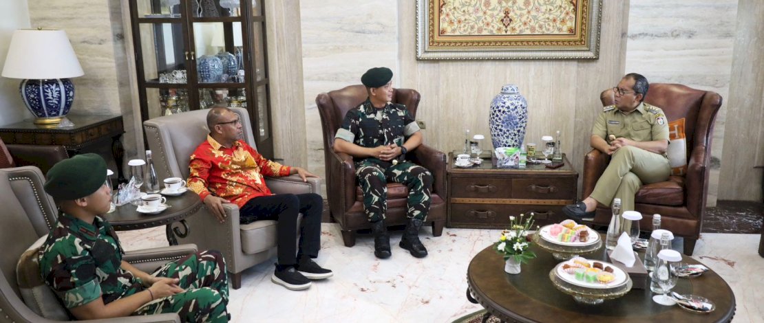 Komandan Batalyon Arhanud 16/SBC Mayor Arh Edwin Hermawan menyambangi kediaman pribadi Wali Kota Makassar Moh Ramdhan Pomanto, di Jalan Amirullah, Selasa, 7 November 2023.