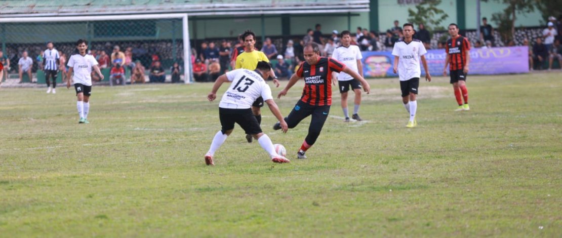 Pemkot Makassar FC Kalahkan Jurnalis FC  Berkat 2 Gol Gocekan Danny Pomanto