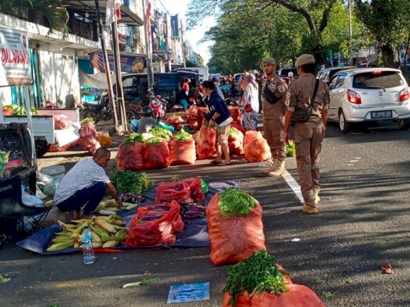Satpol PP BKO Bontoala Lakukan penertiban PKL di Sejumlah Titik 