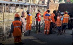 Komunitas Pencinta Kanal dan Satgas Kebersihan Bersihkan Kanal di Kelurahan Tompo Balang