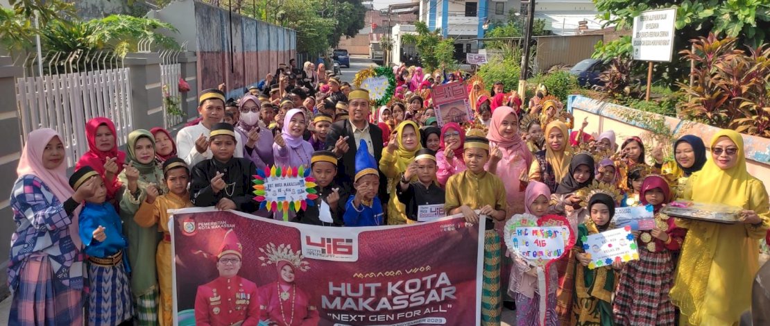Hari Jadi Kota Makassar, FO Kecamatan Panakkukang Layani Warga Pakai Baju Adat