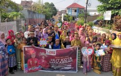 Hari Jadi Kota Makassar, FO Kecamatan Panakkukang Layani Warga Pakai Baju Adat