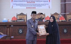 Pj Bupati Serahkan Ranperda APBD Takalar Tahun Anggaran 2024 