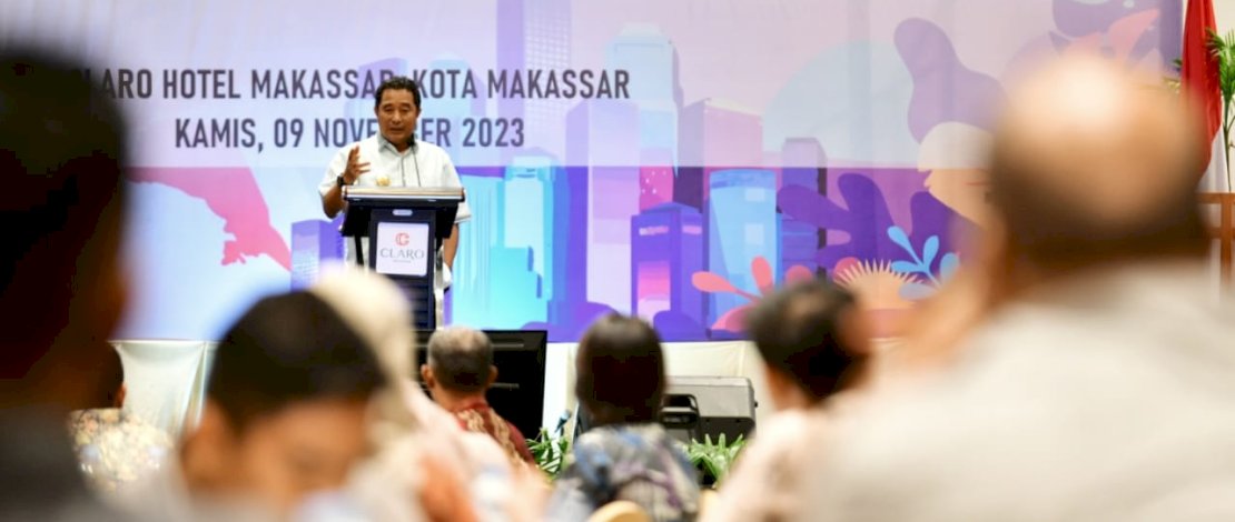 Pj Gubernur Sulsel, Bahtiar Baharuddin, membuka Bimbingan Teknis Sistem Informasi Pemantauan Perkembangan Politik di Daerah, yang dilaksanakan di Claro Hotel Makassar, Kamis, 9 November 2023. 