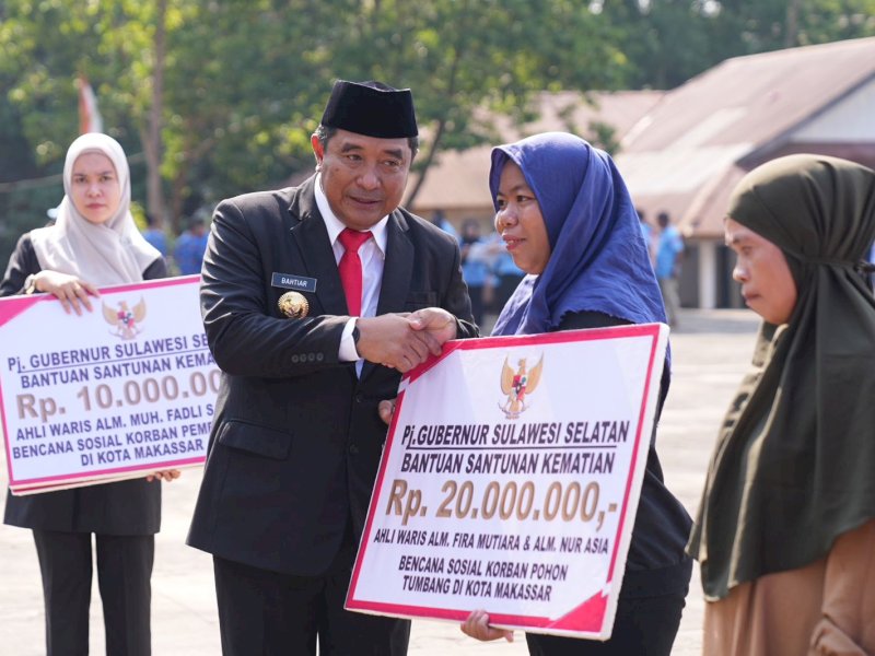 Hari Pahlawan Nasional, Pj Gubernur Sulsel dan Pangdam XIV Hasanuddin Serahkan Bantuan untuk Korban Bencana Sosial
