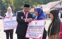 Hari Pahlawan Nasional, Pj Gubernur Sulsel dan Pangdam XIV Hasanuddin Serahkan Bantuan untuk Korban Bencana Sosial