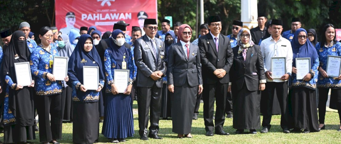 Peringatan Hari Pahlawan 2023,&nbsp; Bupati Lutra Serahkan Penghargaan Bagi Nakes Teladan
