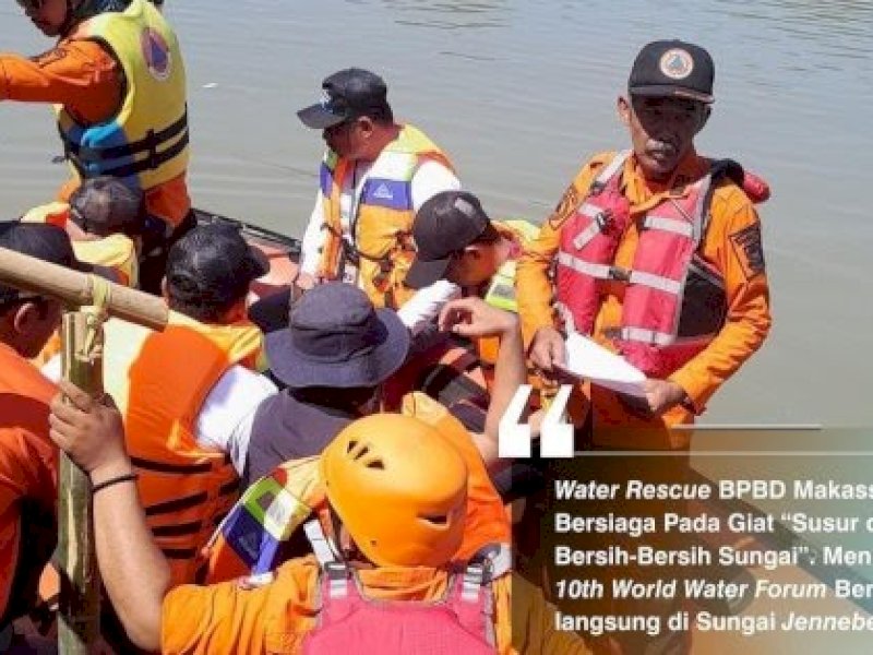 Gunakan Perahu Karet, BPBD Makassar Bersih-bersih Sungai Jeneberang