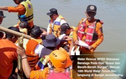 Gunakan Perahu Karet, BPBD Makassar Bersih-bersih Sungai Jeneberang