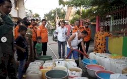 BPBD Makassar Salurkan 4.400 Liter Air Bersih ke Warga Camba Berua