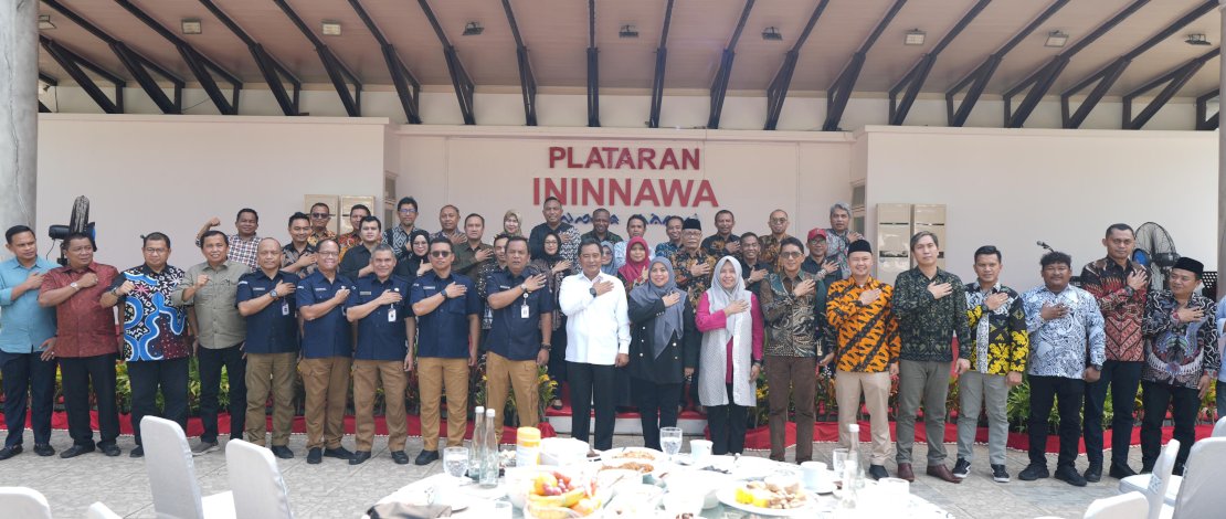 Penjabat Gubernur Sulsel, Bahtiar Baharuddin, menjamu Sekretaris Jendral (Sekjen) KPU RI, Bernard Dermawan Sutrisno dan Anggota KPU, Betty Epsilon Indroos, di Rumah Jabatan Gubernur Sulsel, Sabtu, 11 November 2023.