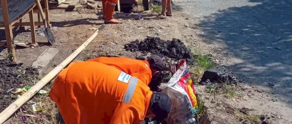 Satgas Drainase Biringkanaya sedang bertugas