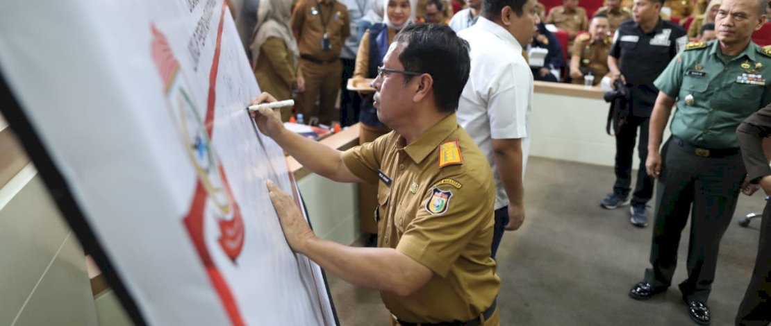 Sekretaris Kota Makassar, M Ansar, memimpin pembacaan Pakta Integritas Ikrar Deklarasi Netralitas ASN lingkup Pemkot Makassar Tahun 2023, yang digelar di Ruang Sipakatau, Balai Kota, Senin, 13 November 2023.