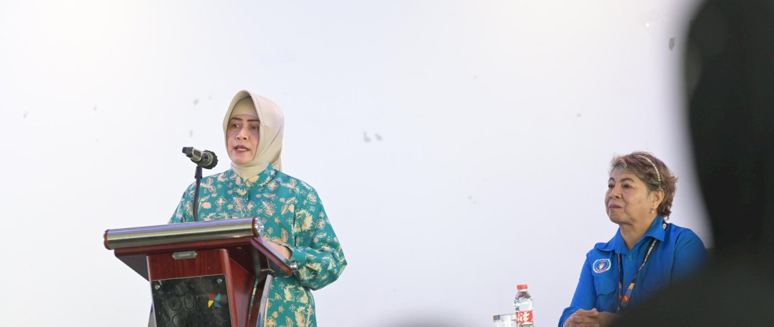 Ketua FMS Eliminasi TB Kota Makassar Indira Yusuf Ismail saat membuka pelatihan kreativitas pembuatan syal eco print bagi mereka yang terdampak TB. 