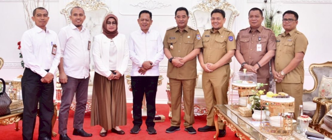 Penjabat Gubernur Sulsel Bahtiar Baharuddin menerima audiensi dari Rektor Institut Agama Islam Negeri (IAIN) Bone, Prof. Dr. H. Syahabuddin, M. Ag bersama jajaran di Rumah Jabatan Gubernur Sulsel, Selasa, 14 November 2023.