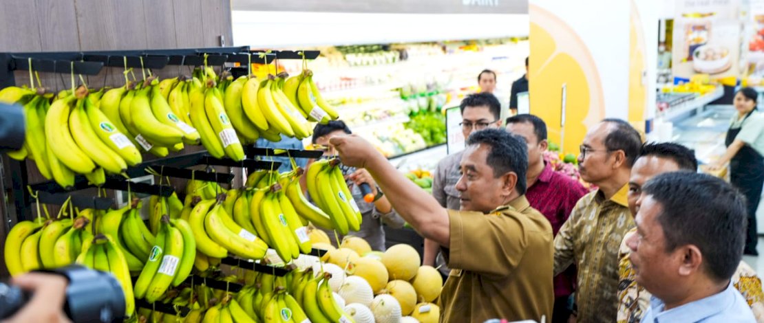 Penjabat Gubernur Sulsel, Bahtiar Baharuddin, memastikan kebutuhan dan ketersediaan pangan di masyarakat tersedia, termasuk yang disalurkan melalui pasar modern.