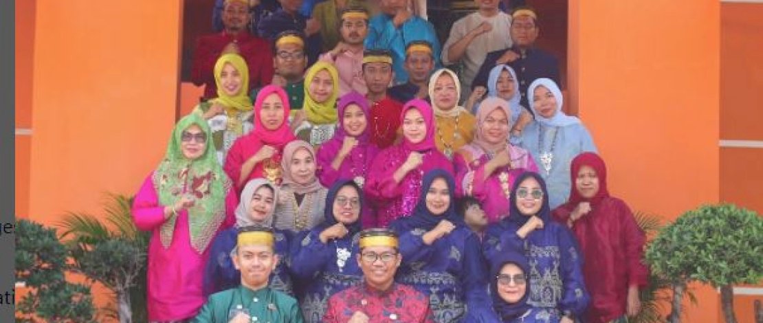 HUT Kota Makassar, Pegawai Kecamatan Biringkanaya Layani MasyarakaMengenakan Baju Adat