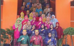 HUT Kota Makassar, Pegawai Kecamatan Biringkanaya Layani MasyarakaMengenakan Baju Adat