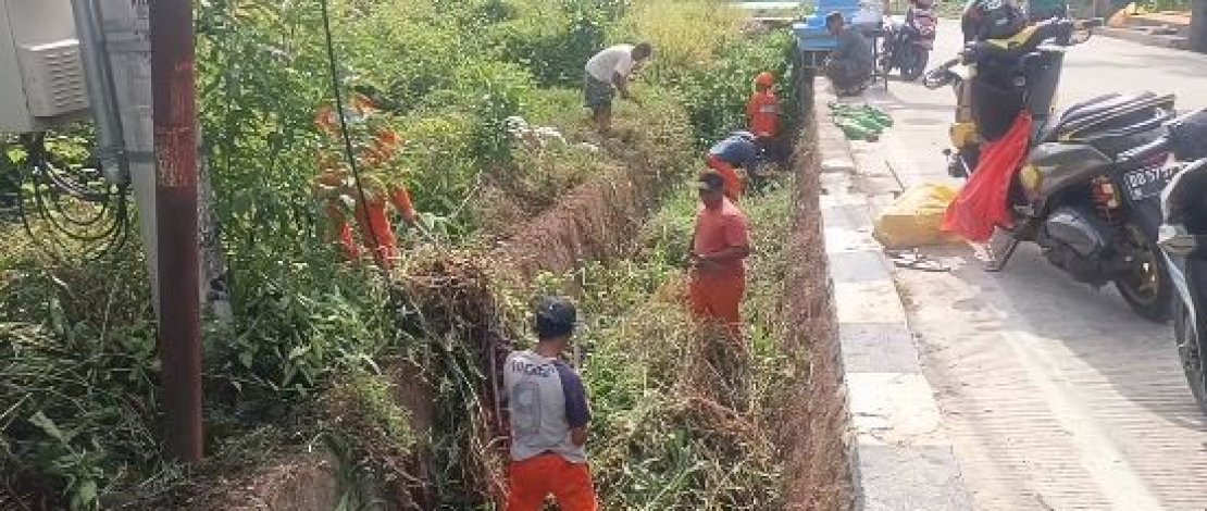 Satgas Drainase Kecamatan Biringkanaya Giat Bersihkan Saluran Drainase di Kompleks Purn TNI AU&nbsp; Sudiang