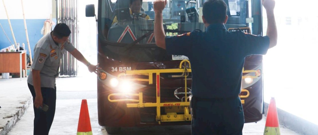 Unit Pelaksana Teknis Daerah (UPTD) Pengujian Kendaraan Bermotor Dinas Perhubungan kota Makassar melakukan pengujian kendaraan bermotor, di Terminal Regional Daya, Kota Makassar, Rabu, 15 November 2023.