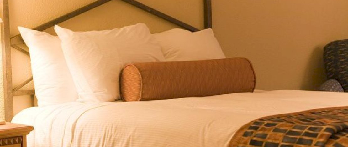 Ini Alasan Guling Tak Ada di Kamar Hotel, Salah Satunya Jadi Sarang Penyakit 