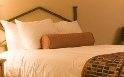 Ini Alasan Guling Tak Ada di Kamar Hotel, Salah Satunya Jadi Sarang Penyakit 