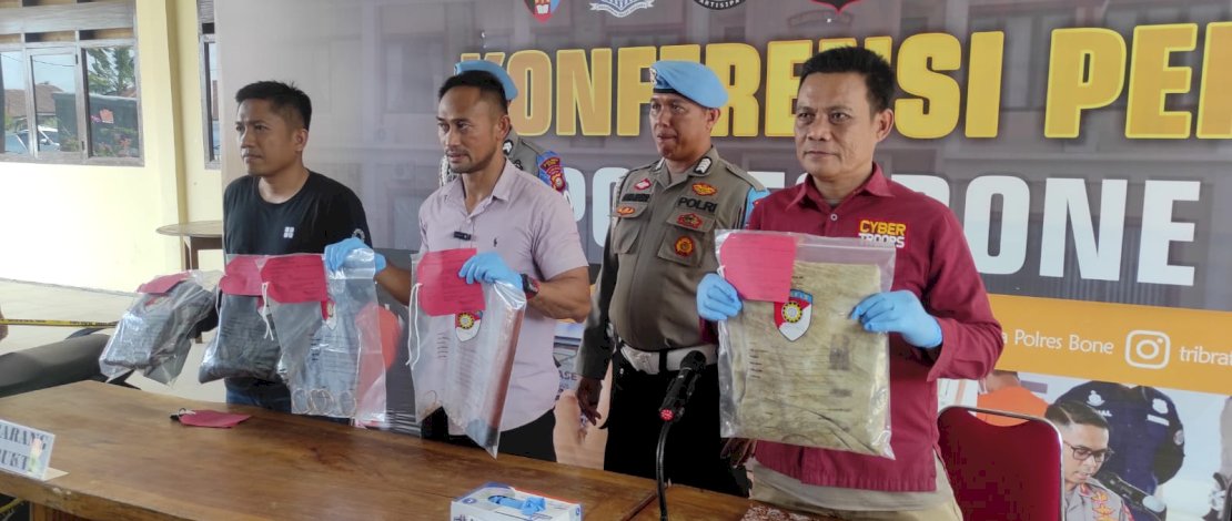 Plt Kasat Reskrim Polres Bone, Iptu Adi Asrul, didampingi Kanit Resum Ipda Fadli dan Kasubsi Humas Polres Bone Iptu Rayendra Muchtar, saat menggelar konferensi pers di halaman Polres Bone, Kamis, 16 November 2023.
