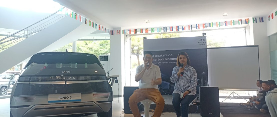 Branch Manager Galesong Hyundai Pettarani William didampingi Branch Manager Galesong Hyundai Sungguminasa Citra Randang saat melakukan konferensi pers, Sabtu 18 November 2023