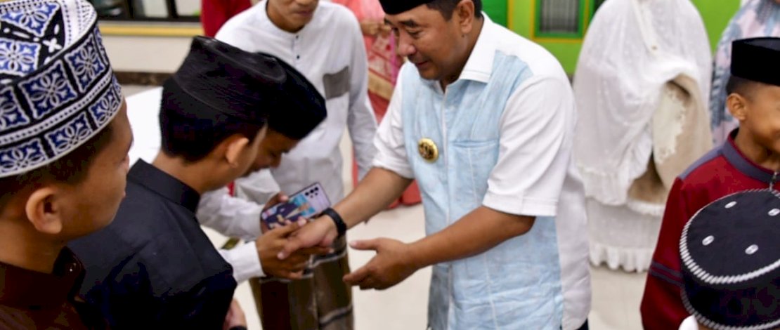 Di sela kunjungan kerjanya di Kabupaten Bone, Penjabat Gubernur Sulsel, Bahtiar Baharuddin singgah di Masjid Al Amir Fil-Jannah Bajoe, di Kecamatan Tanete Riattang Timur, Sabtu, 18 November 2023.