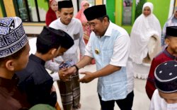 Singgah di Masjid Al Amir Fil-Jannah Bajoe, Pj Gubernur Doakan Tahfidz Yatim Sukses dan Semangat Belajar