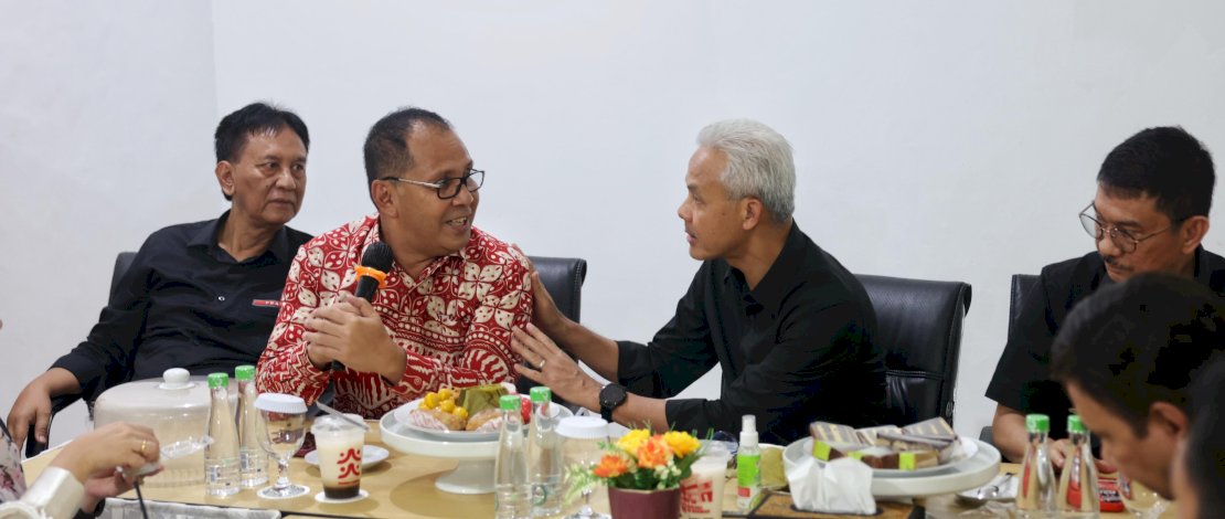 alon Presiden 2024, Ganjar Pranowo, meluangkan waktu untuk bertemu dengan partai koalisi, tim, dan relawan di Kantor Pemenangan Daerah Sulawesi Selatan, yang terletak di Jl. Jend Sudirman Makassar, pada Sabtu (18/11/2023). alon Presiden 2024, Ganjar Pranowo, meluangkan waktu untuk bertemu dengan partai koalisi, tim, dan relawan di Kantor Pemenangan Daerah Sulawesi Selatan, yang terletak di Jl. Jend Sudirman Makassar, pada Sabtu (18/11/2023).