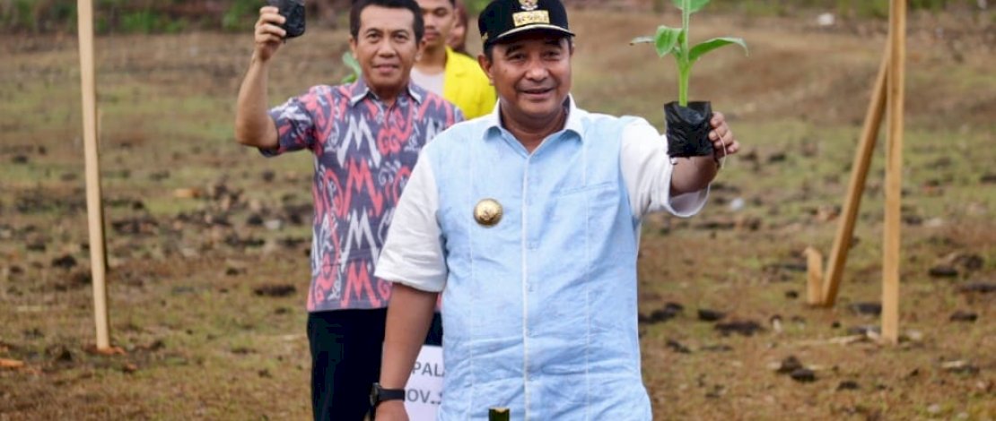 Penjabat Gubernur Sulsel, Bahtiar Baharuddin didampingi oleh Pj Bupati Bone, Andi Islamuddin serta Rektor Institut Agama Islam Negeri (IAIN) Bone, Prof. Dr. H. Syahabuddin, M. Ag secara simbolis melakukan penanaman bibit pisang cavendish dalam kegiatan penanaman perdana 1.000 Pohon Pisang, di Kampus II IAIN, Kabupaten Bone, Sabtu, 18 November 2023.