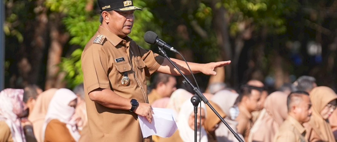 Penjabat Gubernur Sulsel, Bahtiar Baharuddin, memimpin langsung apel pegawai lingkup Pemprov Sulsel, di Lapangan Upacara Kantor Gubernur, Senin, 20 November 2023.
