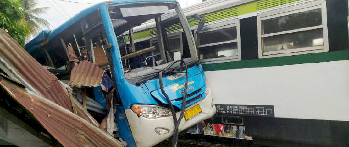 Ilstrasi Kecelakaan antara bus dan kereta api 