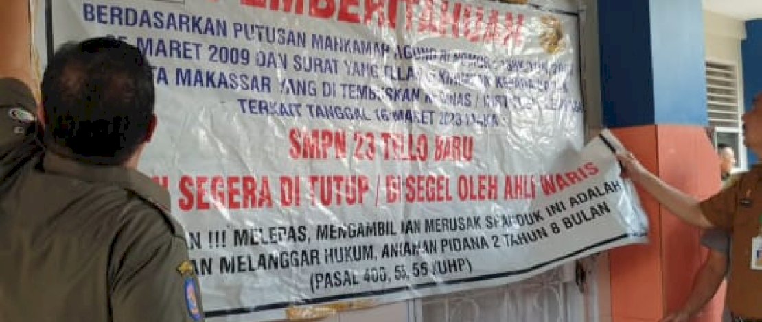 Pihak pemkot Makassar menurunkan spanduk yang menyegel kantor kepala sekolah SMPN 23 