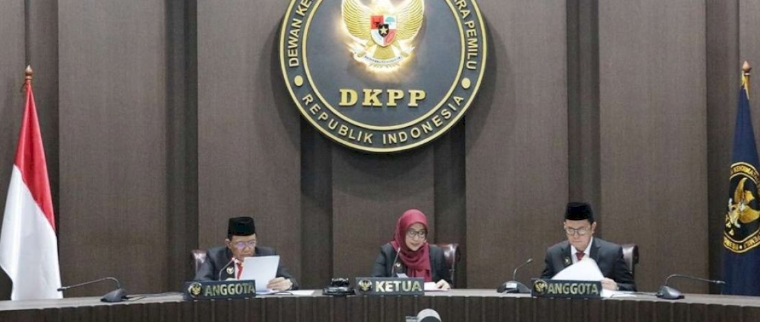 Para majelis hakim sidang DKPP saat melakukan sidang perkara kepemiluan, di Ruang Sidang DKPP, Jakarta. (Foto: Humas DKPP) Para majelis hakim sidang DKPP saat melakukan sidang perkara kepemiluan, di Ruang Sidang DKPP, Jakarta. (Foto: Humas DKPP)