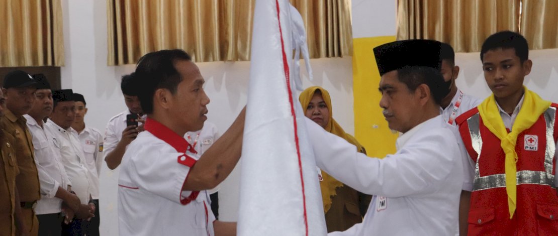 Wakil Bupati Kepulauan Selayar, Saiful Arif, yang juga Ketua PMI Kepulauan Selayar melantik Pengurus Palang Merah Indonesia (PMI) Kecamatan Sedaratan Selayar, di Ruang Pola Kantor Bupati, Senin, 20 November 2023.