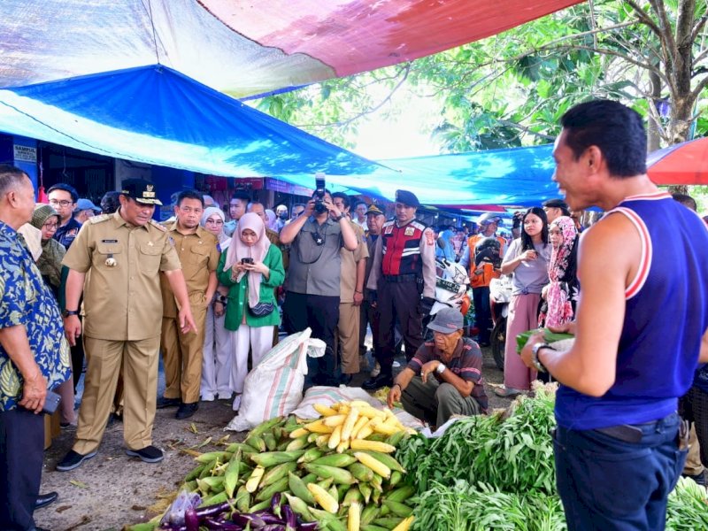 Pj Gubernur Sulsel Minta Pedagang Pasar Lebih Agresif Atasi Inflasi 