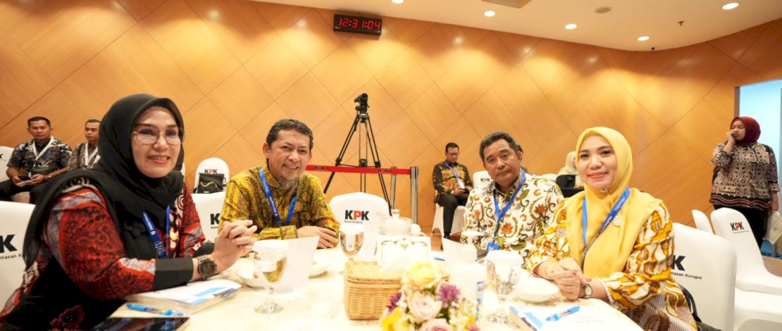 Penjabat Gubernur Sulsel, Bahtiar Baharuddin dan Penjabat Ketua Tim Penggerak PKK Provinsi Sulsel, Sofha Marwah Bahtiar, mengikuti pembekalan antikorupsi untuk penyelenggara negara dan pasangan masing-masing. 