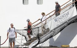 Kapal Pesiar Star Breeze Berlabuh di Kota Makassar