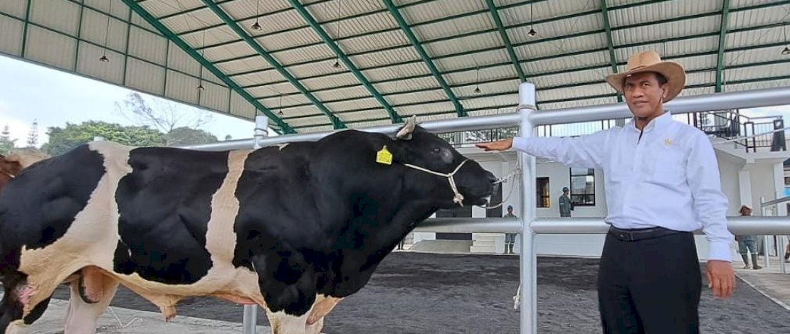 Mentan Andi Amran Sulaiman melakukan kunjungan kerja ke Badan Layanan Umum Balai Besar Inseminasi Buatan (BBIB) Singosari, Malang.