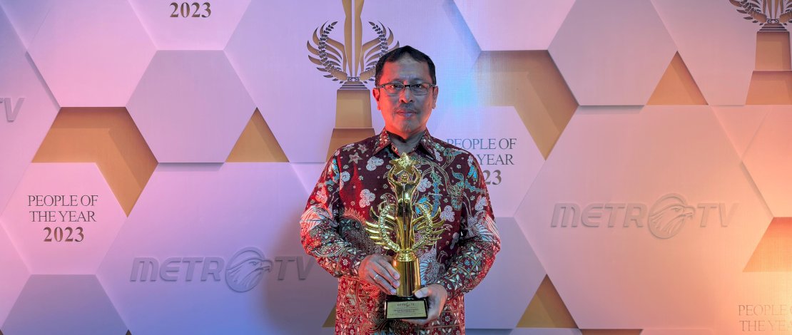 Sekda Kota Makassar, Muh Anshar mewakili Wali Kota Danny menerima penghargaan  Government Officer for Economic Growth on Inclusivity and Creativity pada acara People of The Year 2023 Metro TV.
