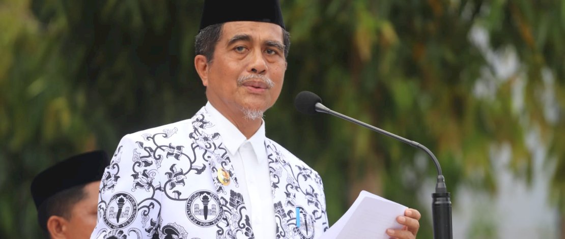 Wakil Bupati Kepulauan Selayar, Saiful Arif, memimpin upacara Hari Guru Nasional (HGN) dan Hari Ulang Tahun Persatuan Guru Indonesia (PGRI) Ke 78 Tahun 2023, yang dilangsungkan di Halaman Kantor Bupati, Jl Ahmad Yani Benteng, Sabtu, 25 November 2023.