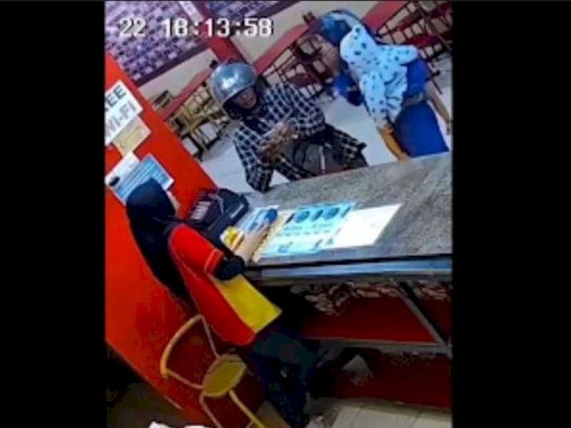 Terekam CCTV, Pasutri di Maros Diduga Tipu Pedagang Kelontong Sambil Gendong Anak