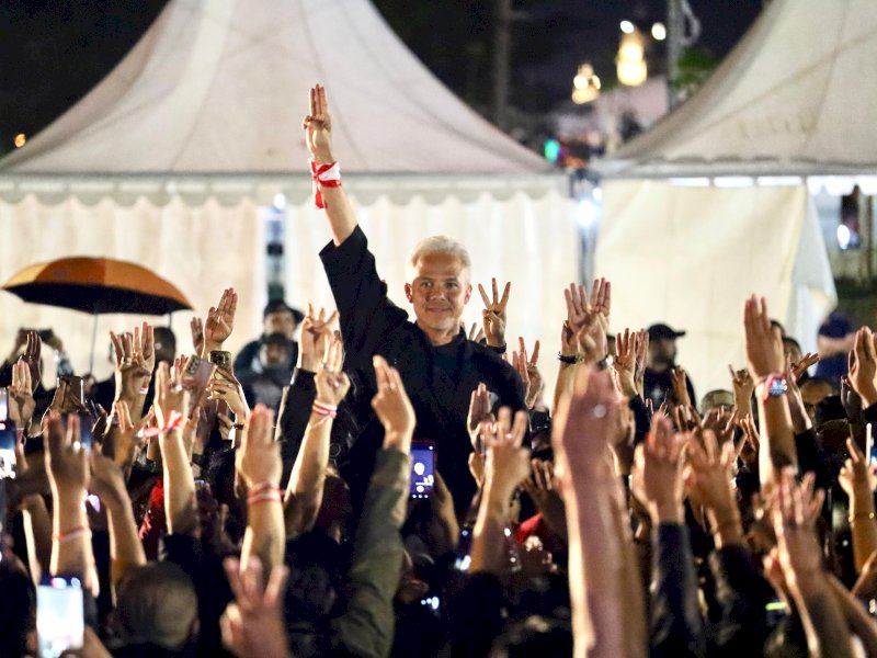 Ganjar Lantik Ratusan Tim Pemenangan di Bawah Rintik Hujan Makassar 
