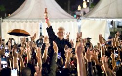 Ganjar Lantik Ratusan Tim Pemenangan di Bawah Rintik Hujan Makassar 