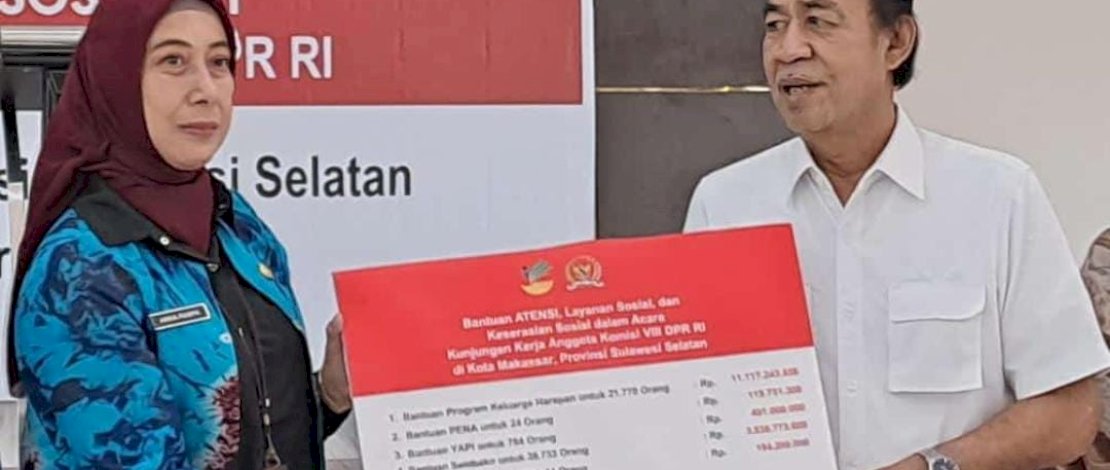 Anggota Dewan Perwakilan Rakyat Republik Indonesia (DPR-RI), Ashabul Kahfi menyerahkan bantuan program Kementerian Sosial senilai Rp15 miliar di Aula Sentra Wirajaya Kota Makassar, Minggu (26/11/2023).