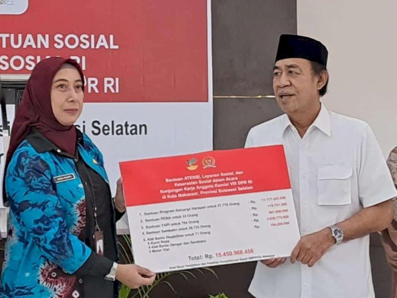 Anggota DPR RI Ashabul Kahfi Serahkan Rp15 Miliar Bantuan Sosial ke Warga Makassar